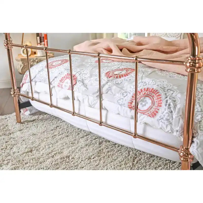 Cama con panel de lamas de metal