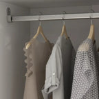 Armario de 70.9" de alto x 63" de ancho con 4 puertas y barra para colgar, blanco