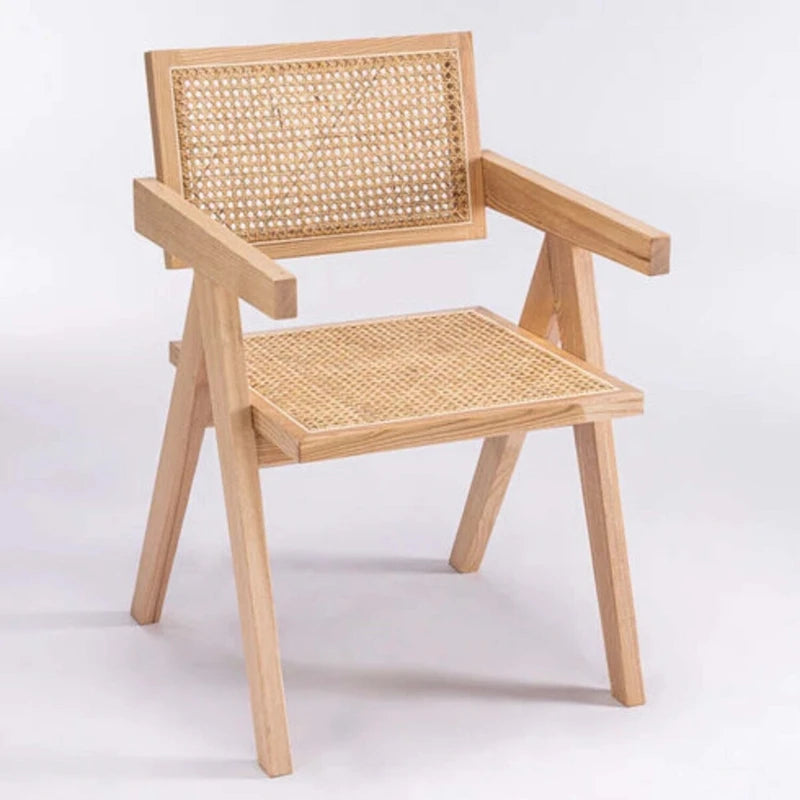 Sillón con brazos de mimbre